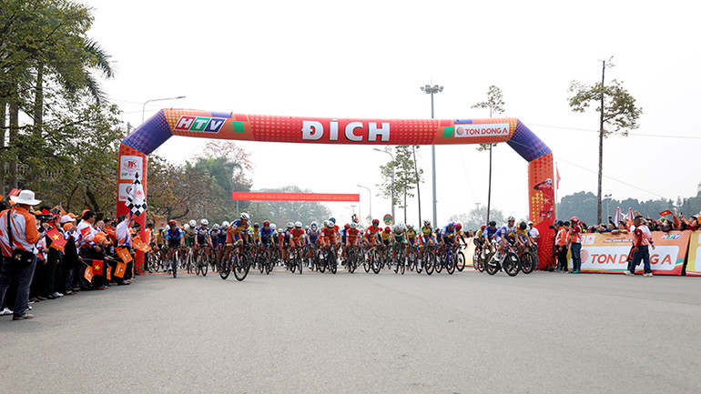 Các vận động viên xuất phát tham gia tranh tài tại giải đua. Các vận động viên xuất phát tham gia tranh tài tại giải đua.