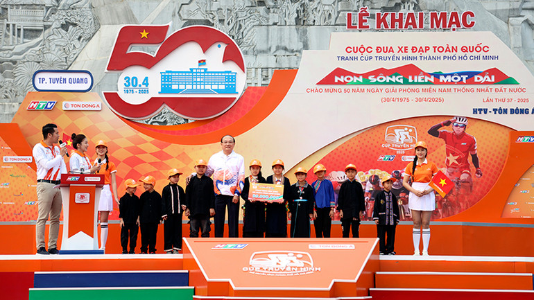 Nhà tài trợ Tôn Đông Á trao tặng 50 triệu đồng cho các em học sinh có hoàn cảnh khó khăn trên địa bàn huyện Sơn Dương, tỉnh Tuyên Quang. Nhà tài trợ Tôn Đông Á trao tặng 50 triệu đồng cho các em học sinh có hoàn cảnh khó khăn trên địa bàn huyện Sơn Dương, tỉnh Tuyên Quang.