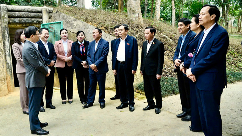 Chủ tịch Quốc hội Trần Thanh Mẫn thăm hầm an toàn của Chủ tịch Tôn Đức Thắng tại Khu di tích Ban Thường trực Quốc hội. Chủ tịch Quốc hội Trần Thanh Mẫn thăm hầm an toàn của Chủ tịch Tôn Đức Thắng tại Khu di tích Ban Thường trực Quốc hội.