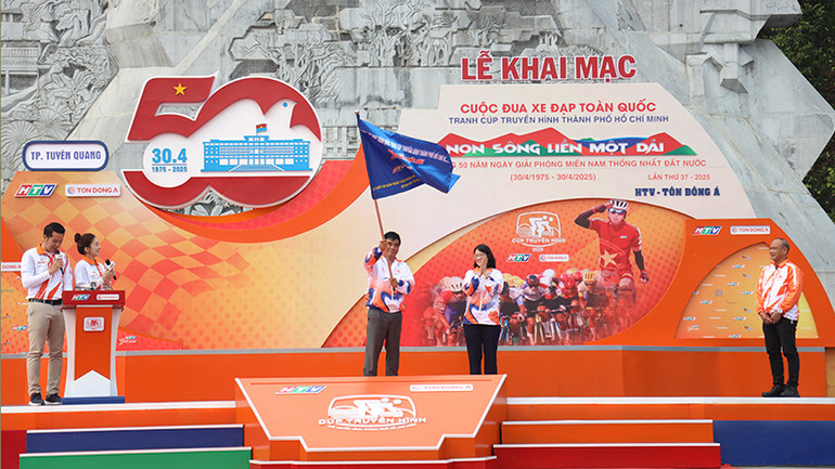 Ban tổ chức nhận cờ điều hành giải đua. Ban tổ chức nhận cờ điều hành giải đua.