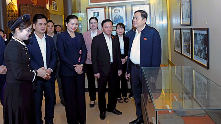 Chủ tịch Quốc hội Trần Thanh Mẫn thăm Nhà lưu niệm tại Khu di tích Ban Thường trực Quốc hội. Chủ tịch Quốc hội Trần Thanh Mẫn thăm Nhà lưu niệm tại Khu di tích Ban Thường trực Quốc hội.
