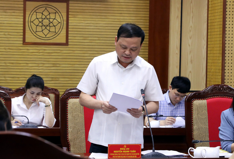 Đồng chí Nguyễn Mạnh Tuấn, Ủy viên Ban Thường vụ Tỉnh ủy, Phó Chủ tịch Thường trực Ủy ban nhân dân tỉnh Tuyên Quang trình bày dự thảo Đề án hợp nhất đơn vị hành chính hai tỉnh Tuyên Quang và Hà Giang.