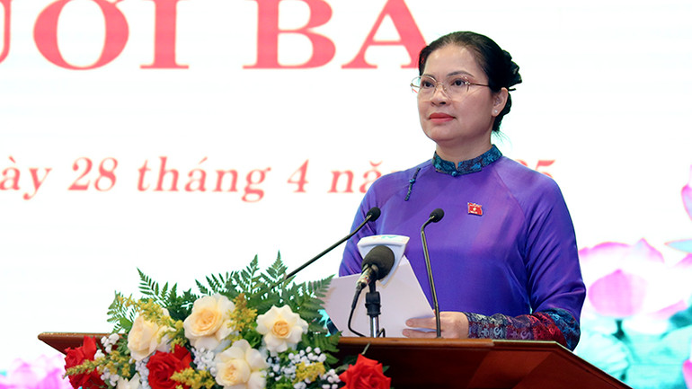 Đồng chí Hà Thị Nga, Ủy viên Trung ương Đảng, Bí thư Tỉnh ủy, Trưởng Đoàn đại biểu Quốc hội tỉnh Tuyên Quang phát biểu chỉ đạo kỳ họp.