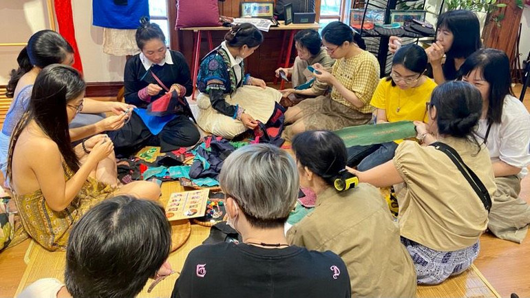 Sự kiện là dịp để nhiều bạn trẻ tìm hiểu về trang phục truyền thống của dân tộc H’Mông.