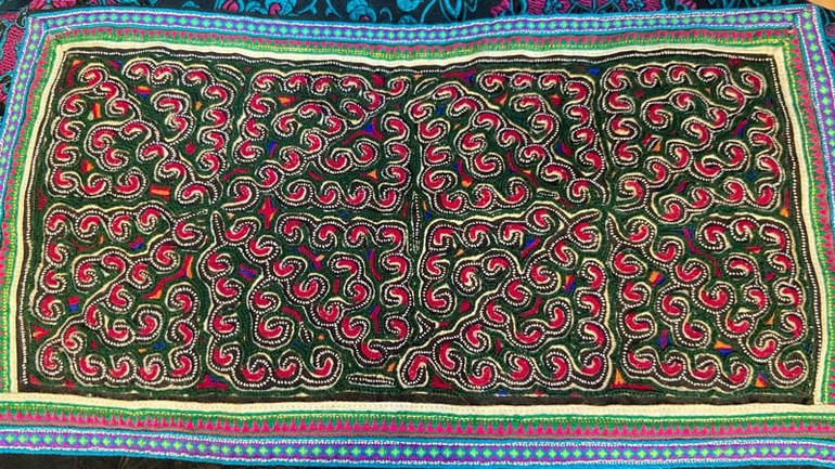 Cận cảnh hoa văn hình xoắn ốc đặc trưng trong kỹ thuật thêu ghép vải của người H’Mông trắng.