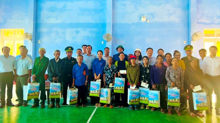 Thượng tướng Trần Quang Phương tặng quà các gia đình chính sách, hộ nghèo trên địa bàn huyện A Lưới.