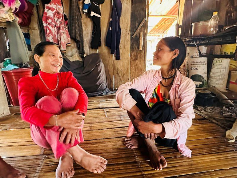 Niềm vui trên gương mặt của chị Đinh Thị Quân và Đinh Thị Sao khi cùng chuyển đến làng mới sau nhiều năm chạy trốn lũ quét.