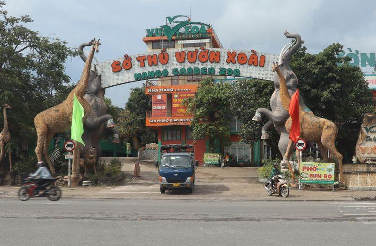 Cổng chính vào khu du lịch sinh thái Vườn Xoài trên đường Võ Nguyên Giáp, thành phố Biên Hòa.