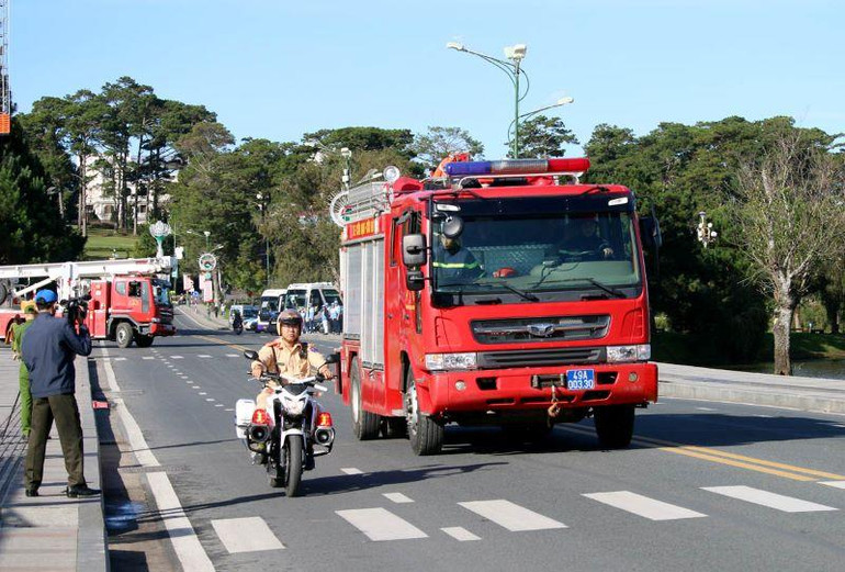 Huy động phương tiện chữa cháy chuyên dụng hiện đại đến hiện trường.