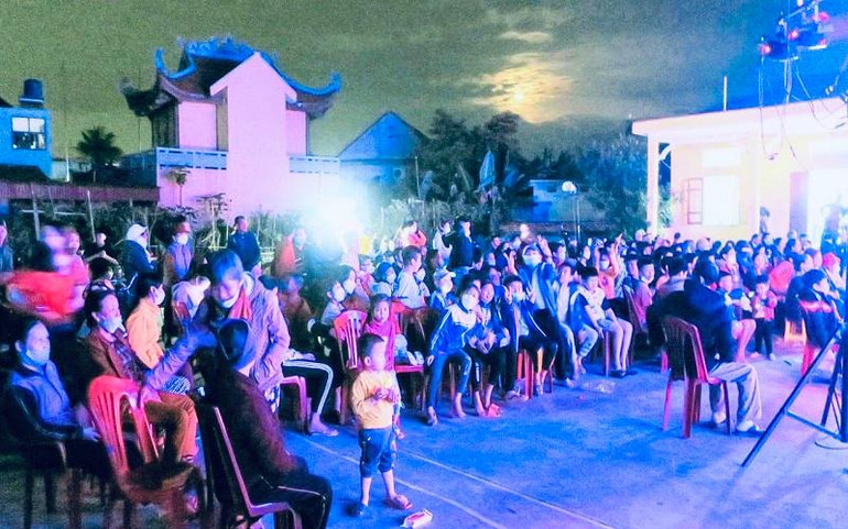 Các chương trình lưu diễn luôn thu hút đông đảo nhân dân tham dự.