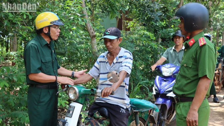 Cựu chiến binh tỉnh Bình Phước tham gia bảo vệ an ninh ở cơ sở.