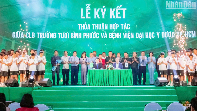 Câu lạc bộ Trường Tươi Bình Phước và Bệnh viện Đại học Y dược Thành phố Hồ Chí Minh ký kết thỏa thuận hợp tác.
