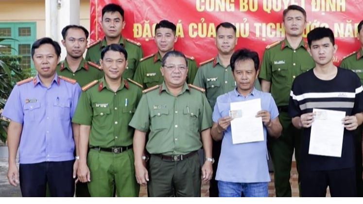 Hai phạm nhân đang chấp hành án phạt tù tại nhà tạm giữ Công an thành phố Đồng Xoài nhận quyết định đặc xá của Chủ tịch nước.