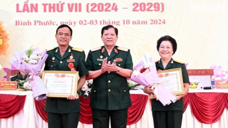 Đại diện lãnh đạo Trung ương Hội Cựu chiến binh tặng bằng khen cho 1 tập thể và 1 cá nhân có thành tích xuất sắc trong phong trào thi đua yêu nước "Cựu chiến binh gương mẫu", giai đoạn 2019-2024.