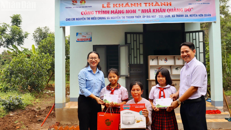 Nhân dân vui mừng đón nhà mới.