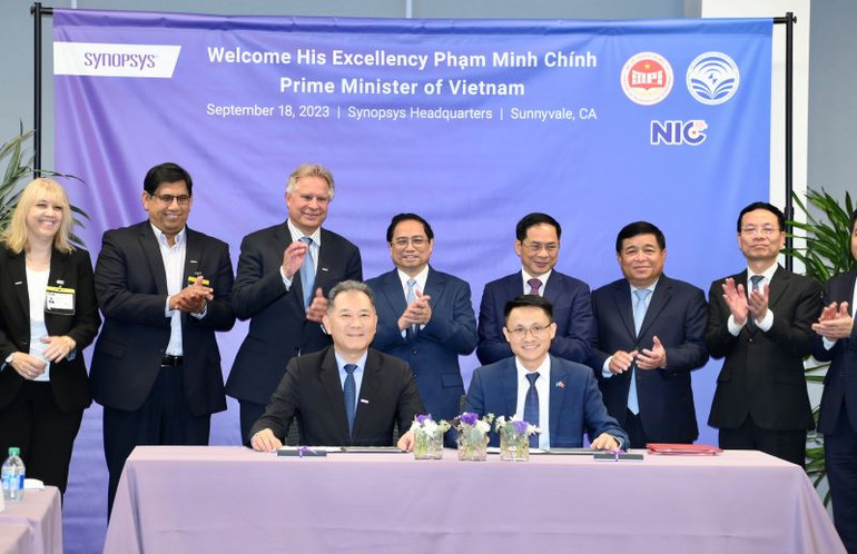 Thủ tướng Phạm Minh Chính, các đồng chí lãnh đạo và đại biểu chứng kiến lễ ký, trao Biên bản ghi nhớ hợp tác giữa Synopsys và Trung tâm Đổi mới sáng tạo Quốc gia.