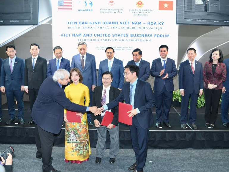 Thủ tướng Phạm Minh Chính và các đồng chí lãnh đạo, đại biểu chứng kiến lễ trao văn bản, thoả thuận hợp tác của doanh nghiệp hai nước.