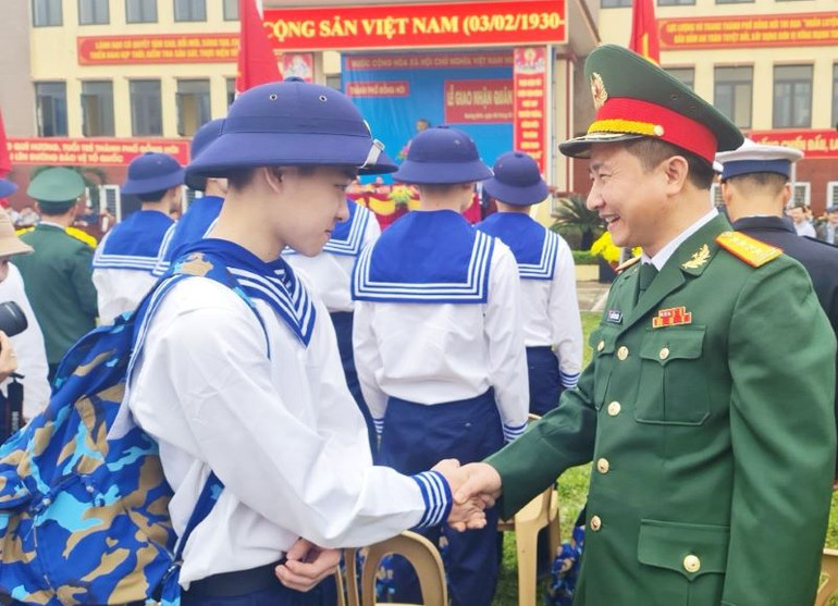 Đại biểu động viên, chúc mừng tân binh tại điểm giao nhận quân thành phố Đồng Hới (Quảng Bình).