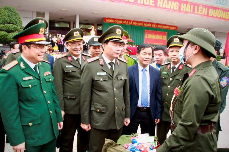 Ủy viên Trung ương Đảng, Thứ trưởng Công an, Trung tướng Lê Quốc Hùng và Chủ tịch UBND tỉnh Nguyễn Văn Phương kiểm tra quân trang của tân binh trong ngày giao nhận quân.