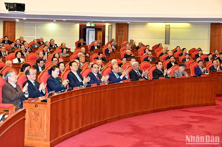 Các đồng chí lãnh đạo, nguyên lãnh đạo Đảng, Nhà nước và các đại biểu dự hội nghị.