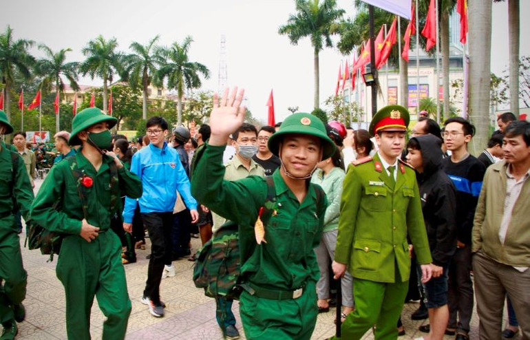 Hơn 500 thanh niên ở thành phố Huế lên đường nhập ngũ.