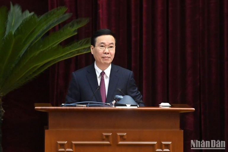 Đồng chí Võ Văn Thưởng, Ủy viên Bộ Chính trị, Thường trực Ban Bí thư trình bày báo cáo tại hội nghị.