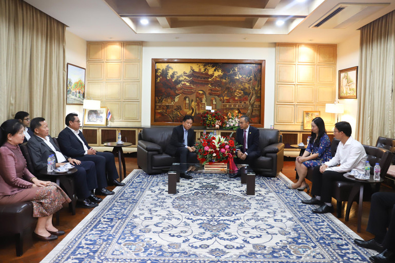 Đại sứ Lào và Đại sứ Việt Nam tại Thái Lan trò chuyện thân mật.