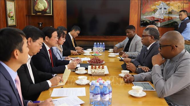 Đoàn đại biểu Đảng Cộng sản Việt Nam do đồng chí Phan Đình Trạc dẫn đầu làm việc cùng Tổng thư ký đảng ANC Fikile Mbalula tại Đại sứ quán Việt Nam tại Pretoria, Nam Phi. (Ảnh: TTXVN) Đoàn đại biểu Đảng Cộng sản Việt Nam do đồng chí Phan Đình Trạc dẫn đầu làm việc cùng Tổng thư ký đảng ANC Fikile Mbalula tại Đại sứ quán Việt Nam tại Pretoria, Nam Phi. (Ảnh: TTXVN)