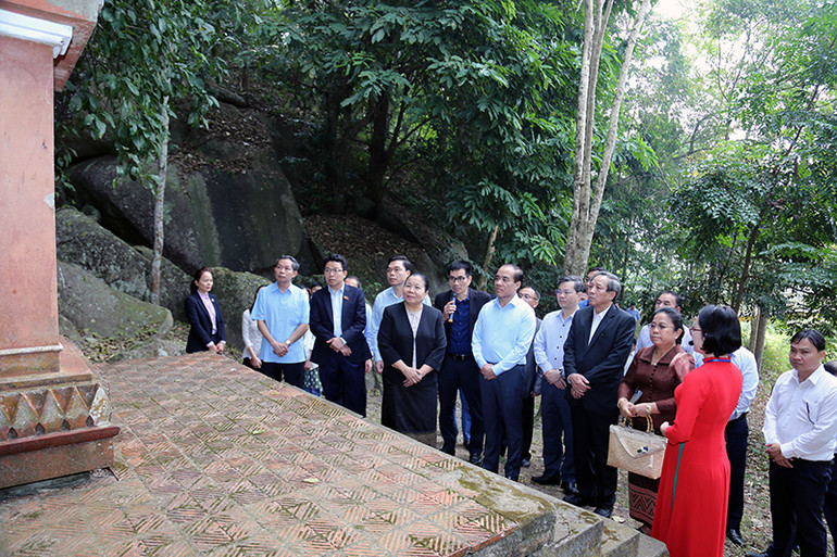 Đoàn đại biểu Ban Tổ chức Trung ương Đảng Nhân dân Cách mạng Lào và lãnh đạo tỉnh Tuyên Quang thăm di tích nơi ở và làm việc của Hoàng thân Xuphanuvông tại thôn Đá Bàn, xã Mỹ Bằng, huyện Yên Sơn, Tuyên Quang.