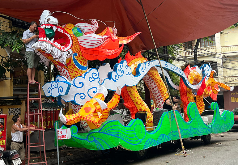 Mô hình Rồng vàng huyền thoại của tổ 6, phường Tân Quang, thành phố Tuyên Quang được người dân trong tổ cùng nhau hoàn thiện.