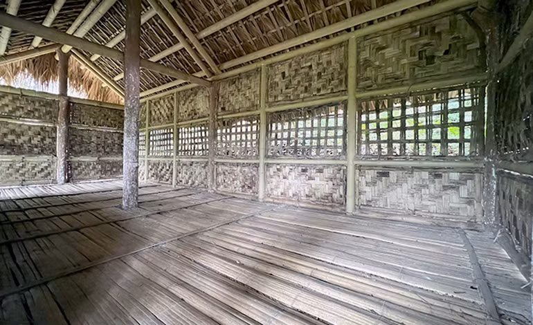 Bên trong căn lán Đồng Minh đơn sơ, giản dị như bao căn lán ở của cán bộ cách mạng.