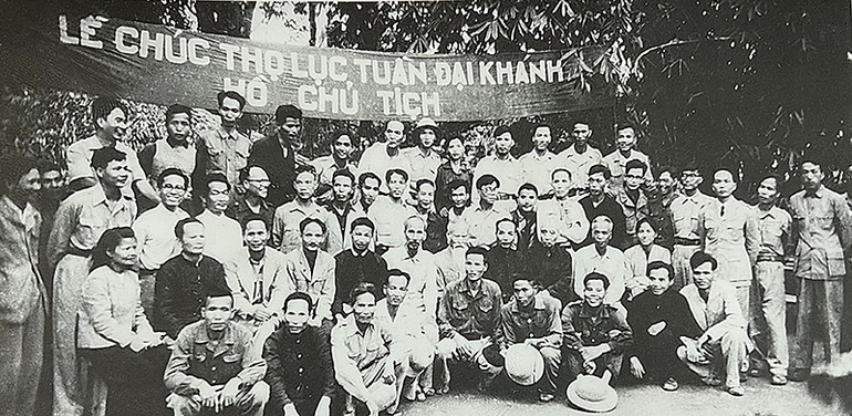 Các đồng chí lãnh đạo Đảng, Nhà nước và cán bộ, nhân viên các cơ quan Trung ương chúc thọ Chủ tịch Hồ Chí Minh nhân kỷ niệm 60 năm ngày sinh của Người, tại thôn Lập Binh, xã Bình Yên, huyện Sơn Dương vào tháng 5/1950. (Ảnh tư liệu)