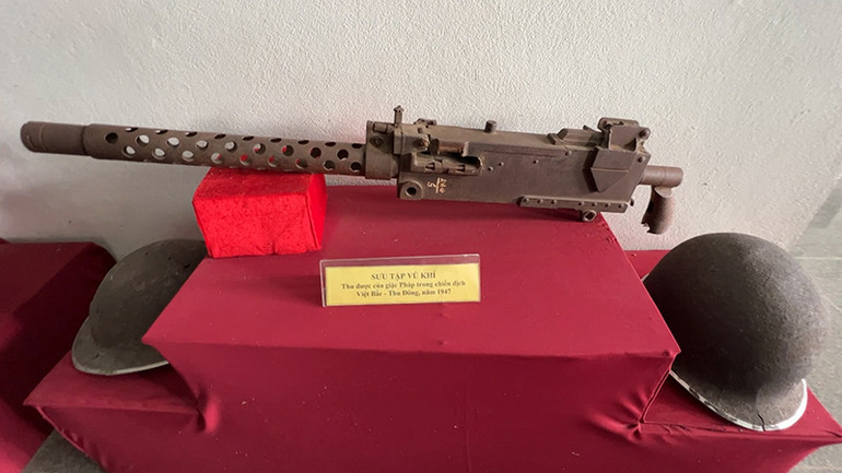 Quân ta thu được nhiều vũ khí, quân trang, quân dụng của quân Pháp trong chiến dịch Việt Bắc Thu-Đông 1947. Quân ta thu được nhiều vũ khí, quân trang, quân dụng của quân Pháp trong chiến dịch Việt Bắc Thu-Đông 1947.