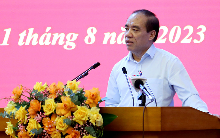 Đồng chí Chẩu Văn Lâm, Bí thư Tỉnh ủy Tuyên Quang phát biểu tại hội nghị.