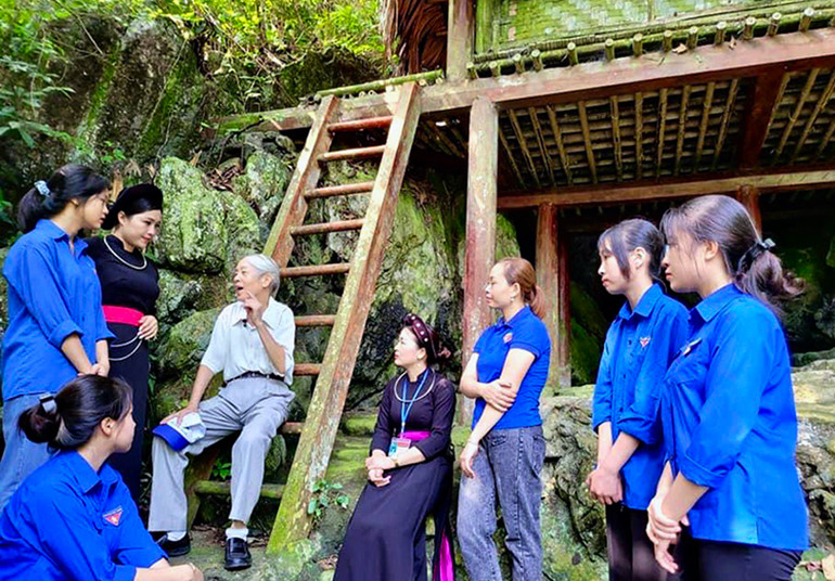 Nhà văn Phù Ninh kể chuyện về những năm tháng Bác Hồ ở và làm việc tại lán Hang Bòng cho thế hệ trẻ.