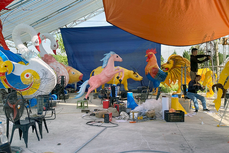 Một cơ sở sản xuất mô hình đèn trung thu ở thành phố Tuyên Quang.