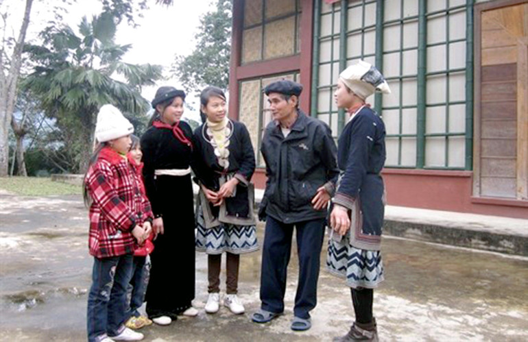 Ông Hoàng Văn Bảo, thôn Khuôn Nhự, xã Kim Bình, huyện Chiêm Hóa, tỉnh Tuyên Quang kể lại lịch sử cho lớp con cháu.