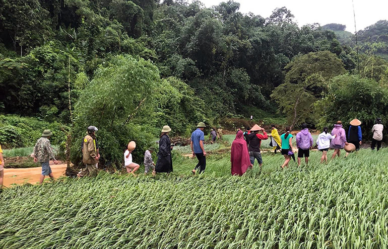 Lực lượng chức năng xã Công Đa cùng người dân triển khai tìm kiếm nạn nhân. Lực lượng chức năng xã Công Đa cùng người dân triển khai tìm kiếm nạn nhân.