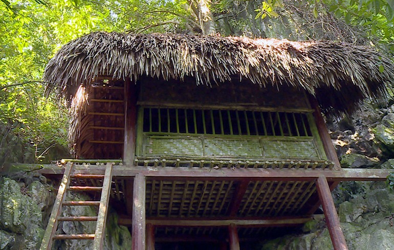 Lán Hang Bòng đơn sơ nhưng là di tích rất quan trọng của lịch sử cách mạng Việt Nam.