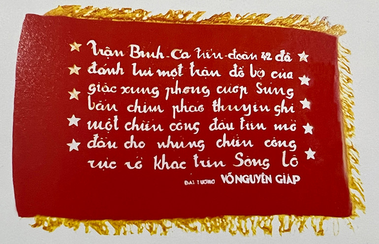 Lá cờ thêu lời khen của Đại tướng Võ Nguyên Giáp gửi Tiểu đoàn 42 sau chiến thắng Việt Bắc - Thu Đông năm 1947 (ảnh tư liệu). Lá cờ thêu lời khen của Đại tướng Võ Nguyên Giáp gửi Tiểu đoàn 42 sau chiến thắng Việt Bắc - Thu Đông năm 1947 (ảnh tư liệu).