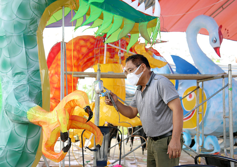 Tỉ mỉ với từng chi tiết mô hình đèn.