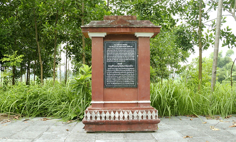 Bia di tích địa điểm Hội trường Đại hội các lực lượng kháng chiến Lào.