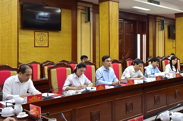 Các đồng chí Ủy viên Ban Thường vụ Tỉnh ủy Tuyên Quang dự hội nghị. Các đồng chí Ủy viên Ban Thường vụ Tỉnh ủy Tuyên Quang dự hội nghị.