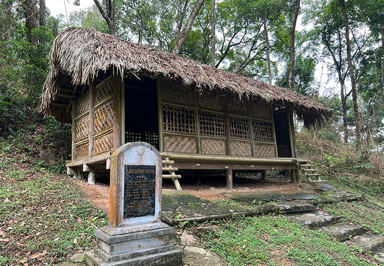 Căn lán Đồng Minh bằng tre, nứa được dựng tại rừng Nà Nưa.