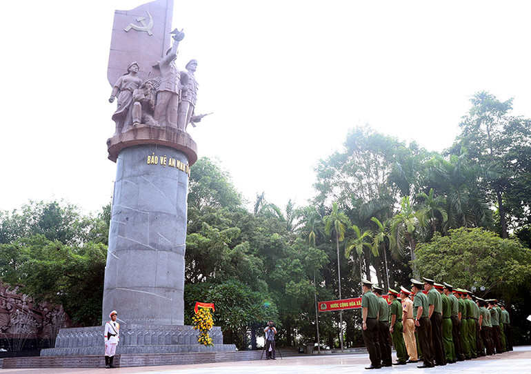 Tượng đài Bảo vệ an ninh Tổ quốc trong Khu di tích Nha Công an Trung ương.