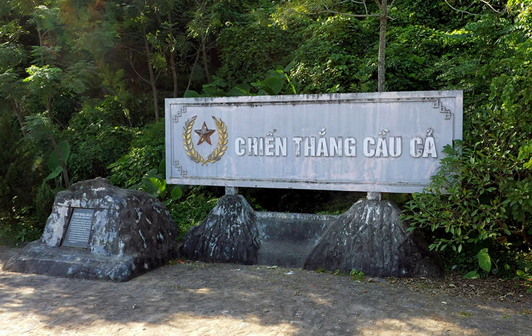 Bia di tích chiến thắng cầu Cả, xã Yên Nguyên, huyện Chiêm Hóa, tỉnh Tuyên Quang.