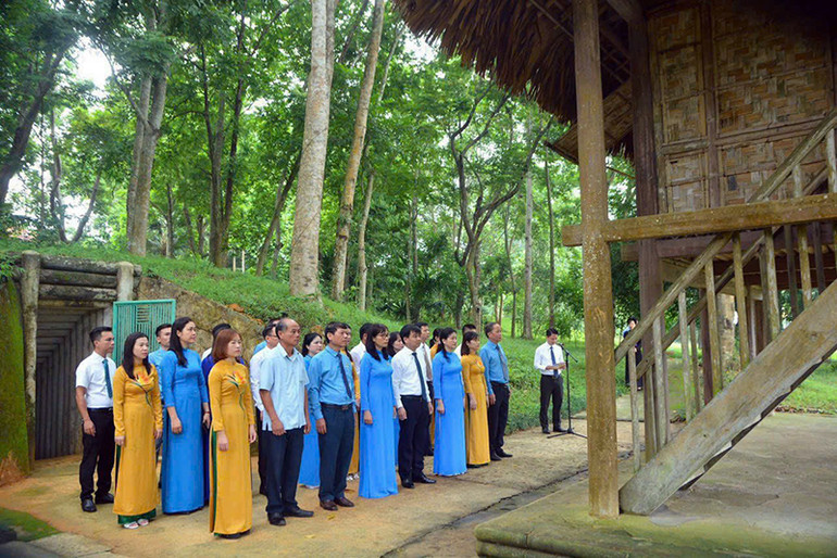 Đoàn cán bộ Ủy ban Mặt trận Tổ quốc và các tổ chức chính trị-xã hội tỉnh Tuyên Quang dâng hương tưởng nhớ Chủ tịch Tôn Đức Thắng tại lán ở và làm việc trong Khu di tích Ban Thường trực Quốc hội nhân dịp kỷ niệm 135 năm Ngày sinh Chủ tịch Tôn Đức Thắng (20/8/1888-20/8/2023).