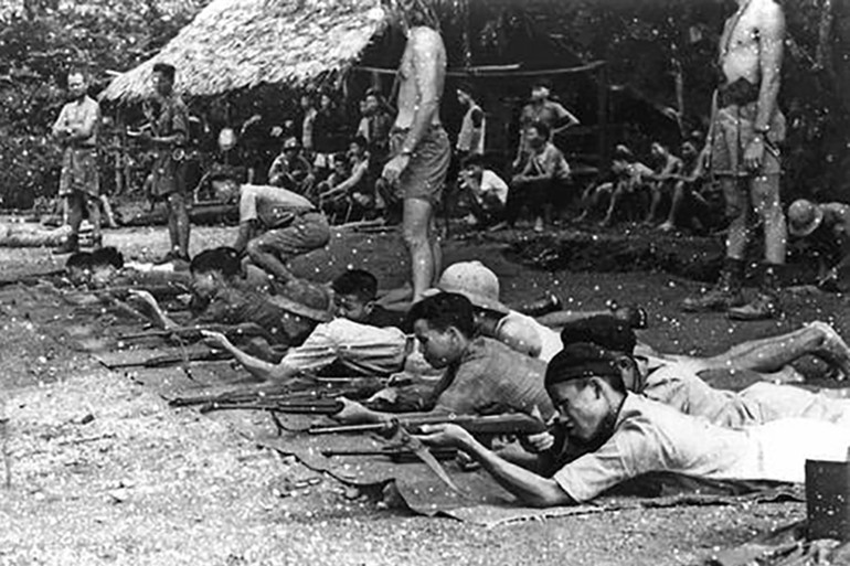 Các thành viên nhóm Con Nai huấn luyện du kích Việt Minh sử dụng súng M1 Carbine (ảnh tư liệu).