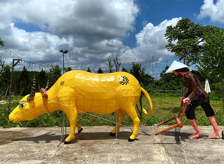 Mô hình đèn trung thu với hình ảnh thân thuộc của làng quê Việt Nam.