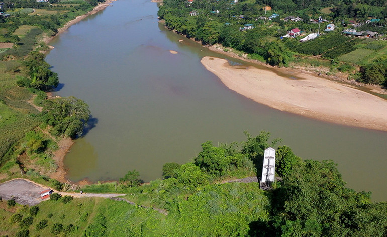 Ảnh chụp từ trên cao địa điểm nơi diễn ra trận đánh Khe Lau ngày 10/11/1947. Ảnh chụp từ trên cao địa điểm nơi diễn ra trận đánh Khe Lau ngày 10/11/1947.